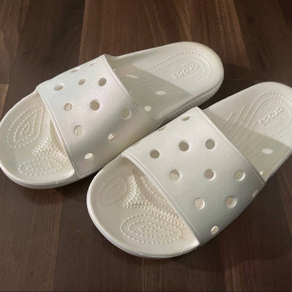 Women’s Crocs Classic Slides size 6